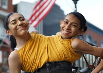 PASANGAN kembar siam yang bercantum di bahagian dada sehingga pinggul, Carmen dan Lupita Andrade meraikan ulang tahun kelahiran yang ke-18.-AGENSI