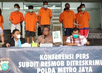 PIHAK polis mengadakan sidang akhbar mengenai sindiket penipuan yang menyalahgunakan nama Baim Wong di Metro Jaya.-SUARA.COM