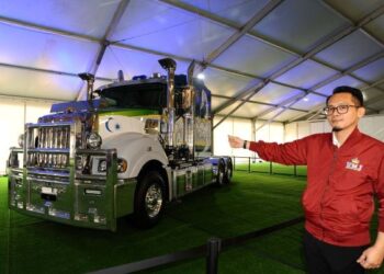 HISHAMUDDIN Abdul Rahim menunjukkan kenderaan jenis Mack yang digunakan Sultan Johor, Sultan Ibrahim Sultan Iskandar ketika Kembara Mahkota Johor di Pameran Kembara Mahkota Johor sempena Festival Majestic Johor 2022 di Puteri Harbour, Iskandar Puteri. - UTUSAN/RAJA JAAFAR ALI