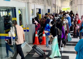 PENGUNJUNG mengambil kesempatan bercuti ke Pulau Langkawi sempena musim cuti persekolahan
di terminal feri Kuala Perlis, baru-baru ini. – UTUSAN/ASYRAF MUHAMMAD