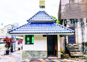 KEADAAN pondok polis yang didakwa diceroboh gelandangan termasuk kaki mabuk dan penagih dadah di Dataran Hang Tuah, Melaka.  – UTUSAN/MUHAMMAD SHAHIZAM TAZALI