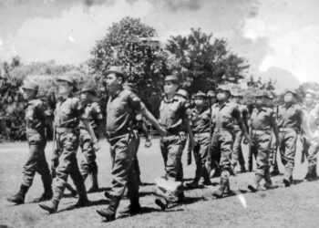 GAMBAR kenangan Kamarudin Li (barisan kanan, tiga dari depan) bersama rakan home guard ketika menjalani latihan berkawad dan menembak di Kuala Lipis, Lipis, Pahang.