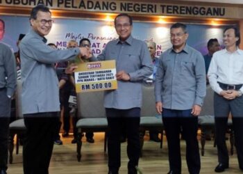 DR. AHMAD Samsuri Mokhtar (tiga dari kanan) menyampaikan hadiah kepada salah sebuah PPK cemerlang pada Mesyuarat Agung PPN Terengganu Ke-48 di Kuala Terengganu, hari ini. - UTUSAN/KAMALIZA KAMARUDDIN