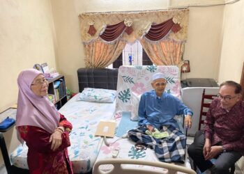 ANWAR IBRAHIM dan Wan Azizah Wan Ismail ketika mengunjungi Mohammed Yussof Abd. Latiff di Kampung Banggol, Kepala Batas, Pulau Pinang petang ini.