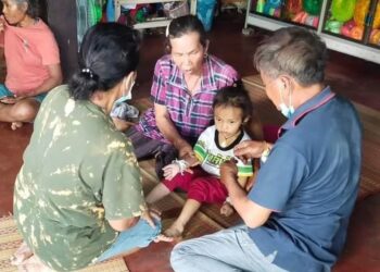 NONG Am (sedang duduk) terselamat dalam insiden tembakan dan serangan pisau di sebuah pusat asuhan di Thailand. - VIRAL PRESS 