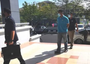 ZULHILMI Nazran Zaifulnizam (tengah) didakwa di Mahkamah Sesyen Seremban hari ini atas pertuduhan mengganggu dan membuat ugutan kepada peminjam wanita.-GAMBAR/AFIFI HAFIZ MOHD. NOR.