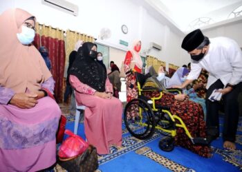 MOHAMAD Hasan menyampaikan bantuan kepada 132 orang warga emas, ibu tunggal, asnaf dan anak yatim di Masjid Kampung Sega, Rantau di Seremban hari ini.-UTUSAN/MOHD. SHAHJEHAN MAAMIN.