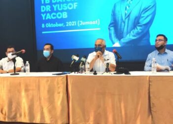 YUSOF Yacob (dua kanan) semasa sidang akhbar bagi mengumumkan keputusan keluar Warisan hari ini.