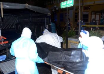MAYAT wanita yang maut dalam kebakaran di Jalan Kerian, Georgetown, Pulau Pinang petang tadi dibawa keluar pukul 7.40 malam ini.