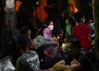 AHLI keluarga kepada tiga kanak-kanak yang hilang dibawa arus ketika mencari kepah di muara sungai tidak dapat menahan sebak di Kampung Mangkuk, Setiu, hari ini. - PUQTRA HAIRRY ROSLI