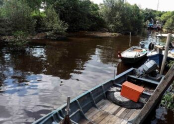 KAWASAN jeti nelayan di Tanjung Sepat terjejas dipercayai akibat air kumbahan dari ladang ternakan babi berhubung pencemaran teruk laut. - MINGGUAN/FAISOL MUSTAFA