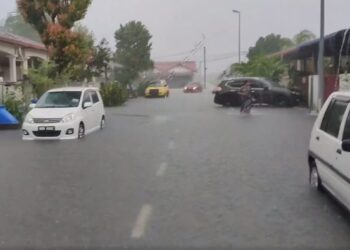 AIR naik dipercayai sehingga paras buku lali di sebuah taman perumahan di Seksyen 32, Shah Alam, Selangor petang ini-UTUSAN/ MOHAMAD NAUFAL MOHAMAD IDRIS