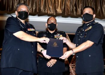 MIOR Faridalathrash Wahid (tengah) menyaksikan Majlis Serah Terima Tugas Jawatan Timbalan Ketua Polis Perak di antara Mazlan Santarai (kiri) dan Azizi Mat Aris di Mes Pegawai Kanan PDRM Perak, Ipoh hari ini. - UTUSAN/ZULFACHRI ZULFACHRI