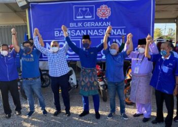 BUNG Moktar (tiga kanan) bersama Abdul Razak (tengah) sebelum beredar ke pusat penamaan calon di Kompleks Komuniti Desa (KKD) Melaka Tengah semalam.