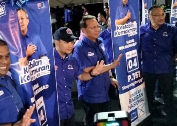 HASNI MOHAMMAD (tengah) bersama-sama Hishammuddin,  Onn Hafiz dan Zakaria pada Majlis Pelancaran Jentera BN Parlimen Simpang Renggam di Jalan Muafakat, Simpang Renggam.