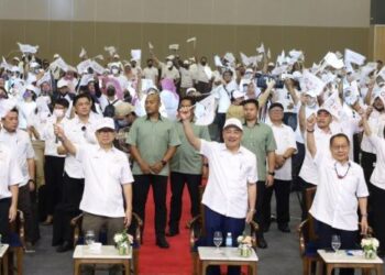HAJIJI Noor (depan-tengah) bersama barisan pemimpin kanan GRS lain semasa pelancaran manifesto GRS di Kota Kinabalu hari ini.