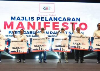 HAJIJI Noor (tiga kiri) bersama pemimpin GRS semasa pelancaran manifesto GRS di Kota Kinabalu hari ini.