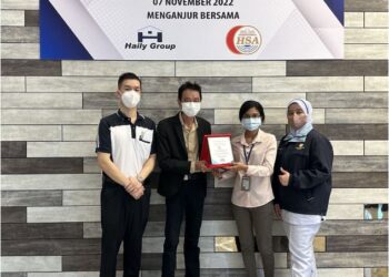 SEE Tin Hai menyampaikan cenderamata kepada wakil Hospital Sultanah Aminah.