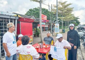 NORAISAH Hasan (kanan) menemui penduduk ketika berkempen di Dungun, Terengganu, semalam. - UTUSAN/NIK NUR IZZATUL HAZWANI NIK ADNAN