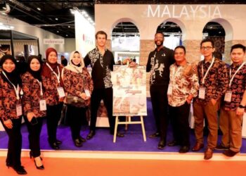 FADLI Yusof Zakaria (tiga dari kanan) bersama delegasi Terengganu pada Pameran Pelancongan Antarabangsa di London bermula semalam hingga esok.