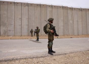 TENTERA Israel berkawal di tembok yang dibina berdekatan Moshav Netiv HaAsara, di selatan Israel. - AFP