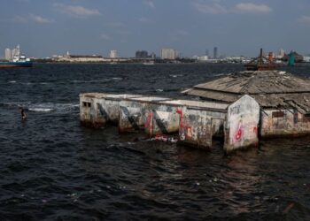 KEADAAN Masjid Wal Adhuna yang semakin ditenggelami air laut di Penjaringan, Jakarta Pusat, Indonesia. - AGENSI