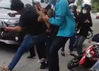 Mengambil gambar tanpa kebenaran dan dimasukkan ke dalam media sosial berisiko dikena tindakan.  - AGENSI