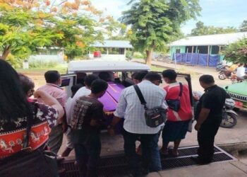 AHLI keluarga Aldinus mengusung keranda yang membawa mayatnya untuk dikebumikan di Sikka, Nusa Tenggara Timur, Indonesia. - AGENSI