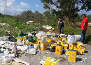 PENDUDUK menunjukkan antara sisa industri berjadual yang dipercayai dibuang pihak tidak bertanggungjawab secara haram di kawasan perindustrian Paka di Dungun, hari ini. - NIK NUR IZZATUL HAZWANI NIK ADNAN