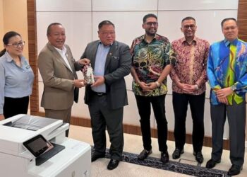 JAFRY Ariffin (tiga kiri) menyampaikan cenderamata kepada Tiong King Sing (empat kiri), turut kelihatan Noredah Othman (dua kiri) dan Anil Jeet Singh Sandhu (empat kanan) semasa kunjungan hormat di Pejabat Motac, Putrajaya hari ini.