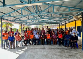 RUSDI Ishak (duduk, tujuh dari kiri) bersama sukarelawan, NGO dan pihak korparat yang terlibat dengan Program Kembara Ramadan 2023 bergambar dengan penghuni Rumah Sejahtera Batu Bertangkup, Padang Besar, Perlis. -UTUSAN/ASYRAF MUHAMMAD