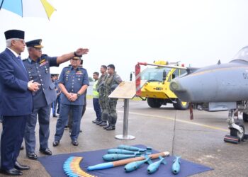 AHMAD FUZI Abdul Razak (kiri) diberi penerangan ketika melawat pameran statik mengenai jet pejuang serta beberapa pengangkutan lain semasa lawatan kerjanya ke Pangkalan Udara Butterworth, Pulau Pinang hari ini.