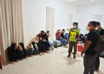 SERAMAI 20 individu  ditahan di sebuah inap desa di Taman Starhill, Bukit Gambir, Pulau Pinang kerana disyaki berpesta dadah dan seks pada 1 Ogos 2021.
