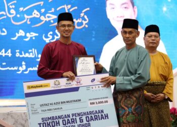 MOHD. Fared menyampaikan sumbangan penghargaan kepada tokoh Qari Negeri Johor, Aziz Mustakim di Pusat Islam Iskandar, Johor Bahru.