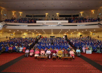 MOHD. Fared bergambar bersama guru al-Quran yang hadir pada Majlis Multaqa Guru al-Quran Bersama Johan Qari Dan Qariah Johor di Pusat Islam Iskandar, Johor Bahru.