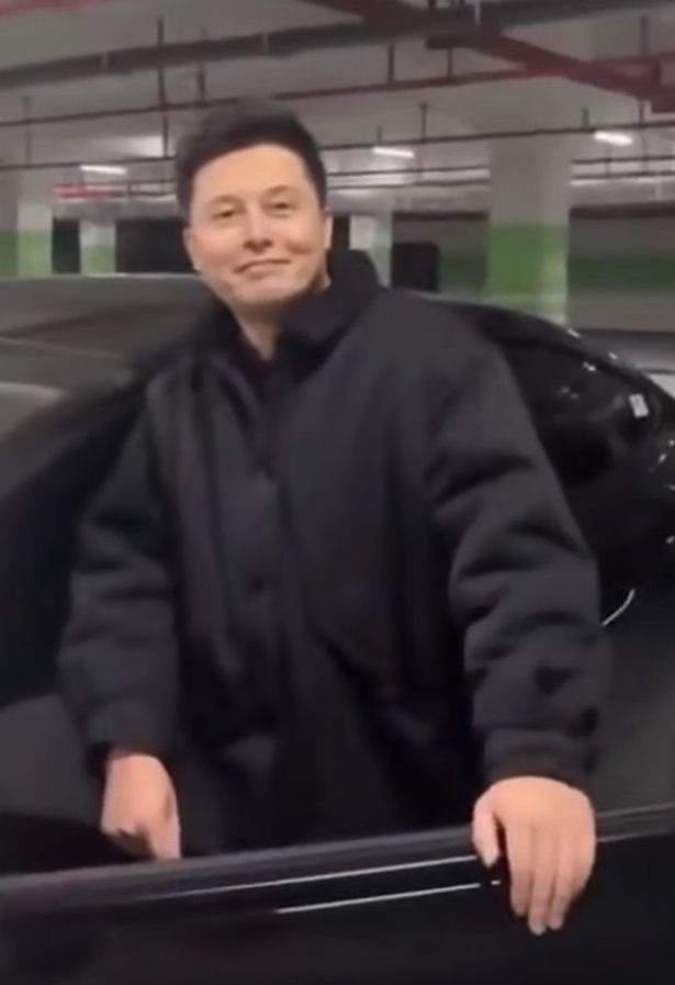 TANGKAP layar video menunjukkan seorang lelaki di China mempunyai wajah mirip dengan Elon Musk. - AGENSI