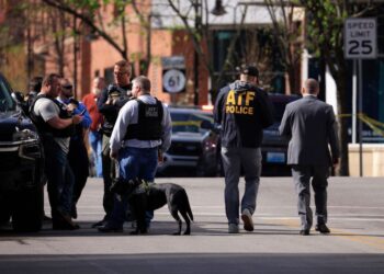 BEBERAPA pegawai polis yang bertindak balas terhadap serangan penembak  di bangunan Old National Bank di Louisville, Kentucky. -AGENSI