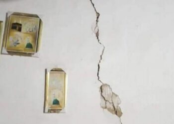 RETAKAN di salah sebuah rumah akibat gempa bumi di Quetta, Pakistan. - AGENSI