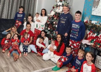 PASANGAN suami isteri, Sue dan Noel bergambar bersama 22 anak mereka di Morecambe. -MIRROR