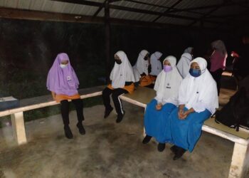 PELBAGAI gelagat pelajar dapat diperhatikan sementara mereka menunggu kereta api yang dijadual tiba di Hentian Kuala Gris, Kuala Krai baru-baru ini. - UTUSAN/YATIMIN ABDULLAH