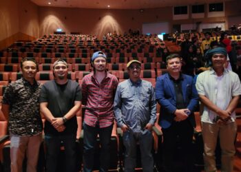 SABRI Yunus (tiga dari kanan) bersama barisan pelakon filem Duan Nago Boro selepas pratonton di Jabatan Kebudayaan dan Kesenian Negeri (JKKN) Kelantan, Tanjong Chat, Kota Bharu, Kelantan hari ini.-UTUSAN/MUSTAQIM MOHAMED