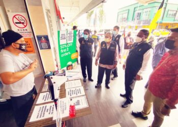S. Veerapan (dua dari kanan) ketika menyertai Op Pematuhan SOP di premis makanan di Seremban 2, Seremban hari ini.-UTUSAN/AFIFI HAFIZ MOHD. NOR