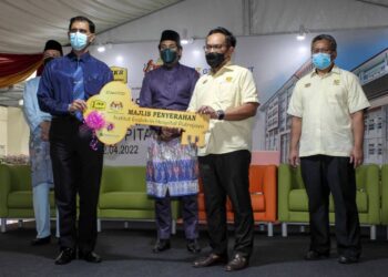 HARJEET Singh Hardev Singh (kiri) menerima penyerahan plak Institut Endokrin Hospital Putrajaya daripada Mohamad Zulkely Sulaiman (dua kanan) disaksikan Khairy Jamaluddin di Hospital Putrajaya. - UTUSAN/FAISOL MUSTAFA