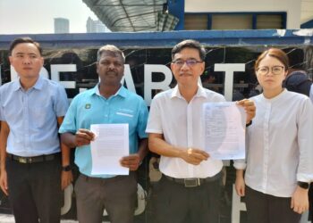 WONG Hong Wai (dua dari kanan) selepas membuat laporan polis di IPD Timur Laut, George Town, Pulau Pinang hari ini.