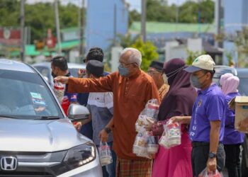MAHDZIR Khalid menyampaikan sumbangan 
bubur lambuk anjuran KPLB dan RISDA di depan Masjid Tengku Sharafuddin Badlishah di Kuala Nerang, Padang Terap hari ini. - UTUSAN/SHAHIR NOORDIN