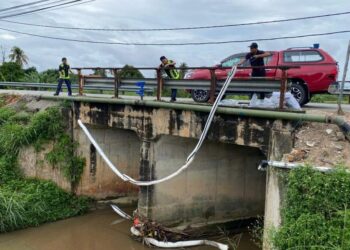 PETUGAS Lembaga Urus Air Selangor (LUAS) meletakkan penghadang untuk memerangkap pencemaran yang berlaku di Sungai Semenyih berhampiran LRA sungai berkenaan di Jenderam Hilir, Dengkil, Selangor, awal tahun ini.