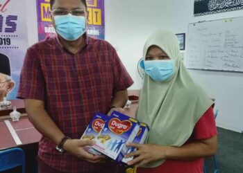 MOHD. Syahbuddin Hashim menyerahkan bantuan susu tepung kepada seorang ibu yang memerlukan di Pusat Khidmat ADUN Galas di Gua Musang, Kelantan, hari ini.
Foto AIMUNI TUAN LAH