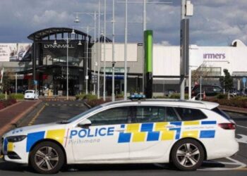 ORANG ramai dibawa keluar segera selepas seorang lelaki menikam pengunjung di pasar raya di Auckland, New Zealand. - STUFF