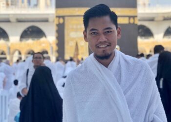 AHMAD Najhan Hassim iaitu jururawat di Arab Saudi yang terpilih menunaikan ibadah haji tahun ini ketika menunaikan umrah di Mekah.