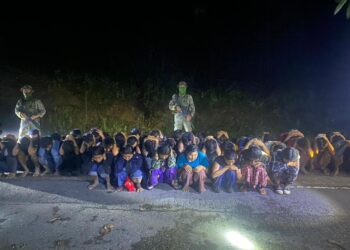 SEKUMPULAN 47 PATI warga Myanmar yang cuba menyusup masuk ke negara ini bersembunyi dalam ladang getah sebelum ditahan anggota tentera di Kubang Pasu, di sini.